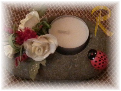 Sasso porta candela · rose bianche