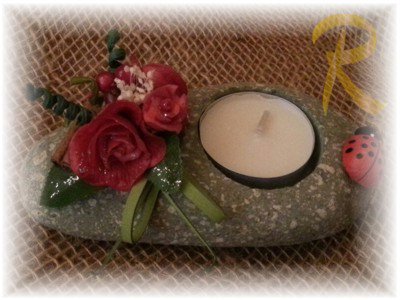 Sasso porta candela · rose rosse